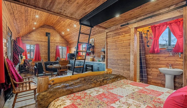 Mount Evan Luxury Riverside Cabin in Longview
