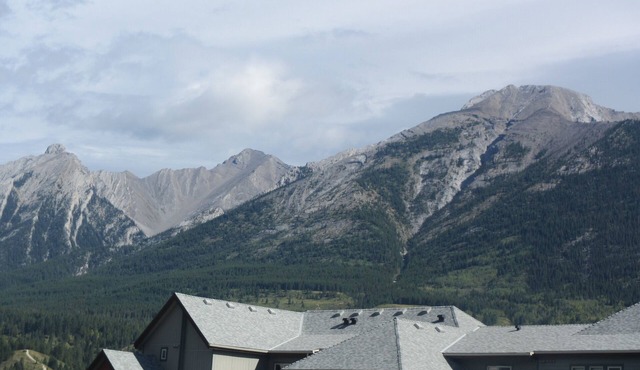 Mountain views, top floor, large deck, comfortable beds, AC in Canmore