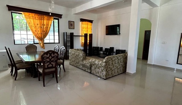 Nature view in a quiet urban neighborhood 1-bedroom house with WiFi and AC in Corozal