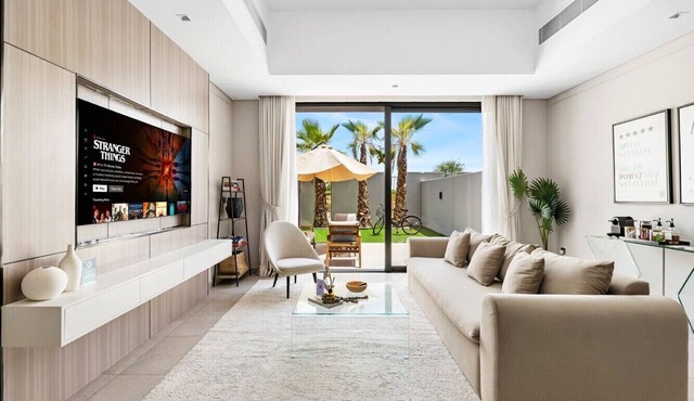 New Family Villa w/PS5, Play Kitchen, Garden, Balcony & Private Parking