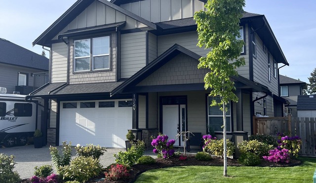 Newer private cozy 1 bdrm suite located 5 mins from all amenities. in Victoria