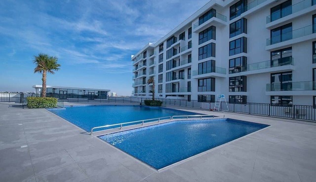 Oceanfront Balcony Studio w/Pool & Gym Access