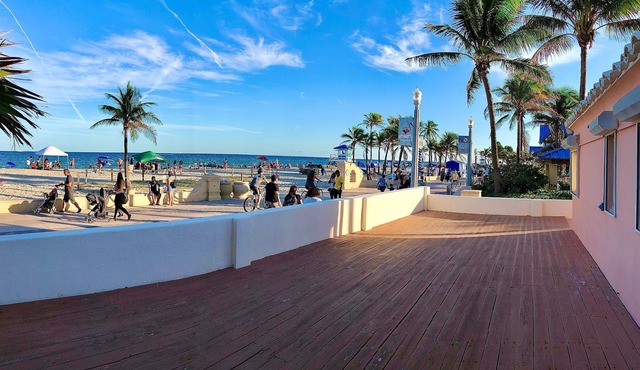 OCEANFRONT Historical Home. DIRECTLY on Boardwalk and Beach 180 degree view in Hollywood