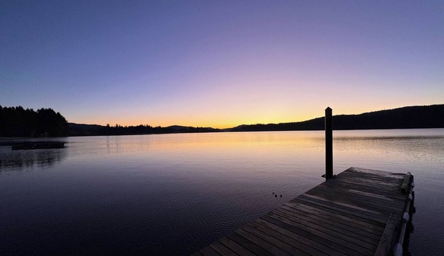 Oceanfront Studio :Ocean access, boardwalk, dock, BBQ, Kayaks & crab traps! in Sooke
