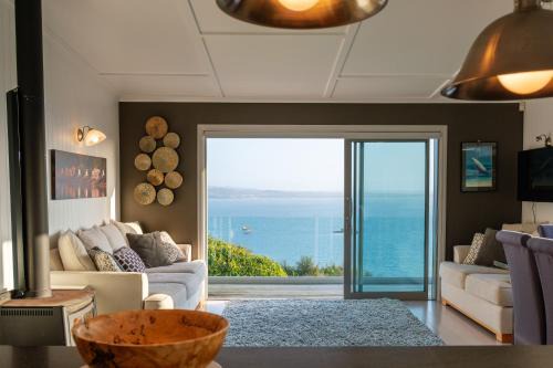 Omiha Oasis with seaviews and spa pool in Omiha