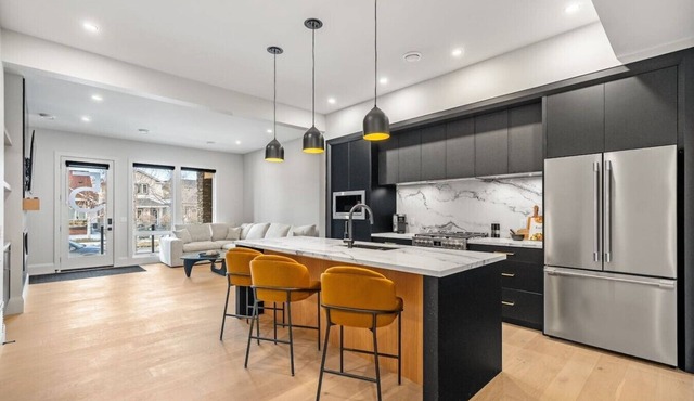 Onyx Escape | Lux 2 Bed | Garage | Min to DT in Calgary