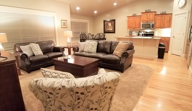 Paramount ~ One Story 3bdrm/2bath home. Pools, close to Parks, Golf, shopping. in Meridian