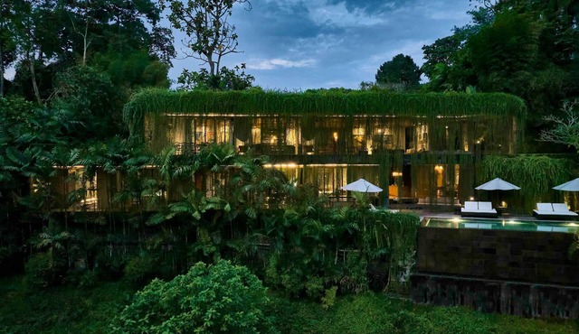Peaceful river and jungle views, 6 bedrooms, close to beaches. in Tabanan
