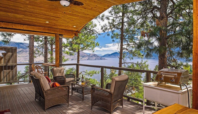 Peachland Treehouse Suite in Peachland