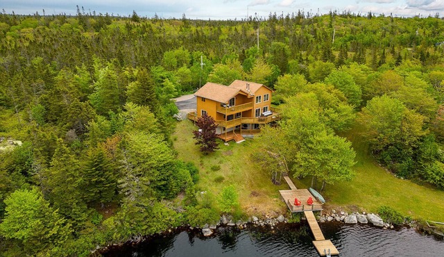 Pet-friendly Lakefront Home w/Sauna. Close to Peggy's Cove, 40 Mins to Halifax. in Big Lake