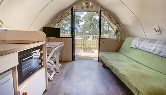 Pet-friendly Lakeside Cabin. in Hexham