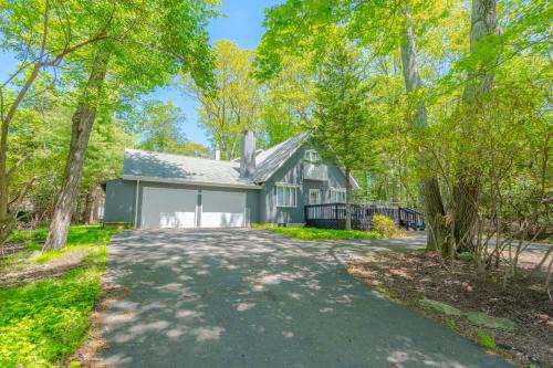 Poconos Pines Retreat getaway near top attractions in Pocono Summit