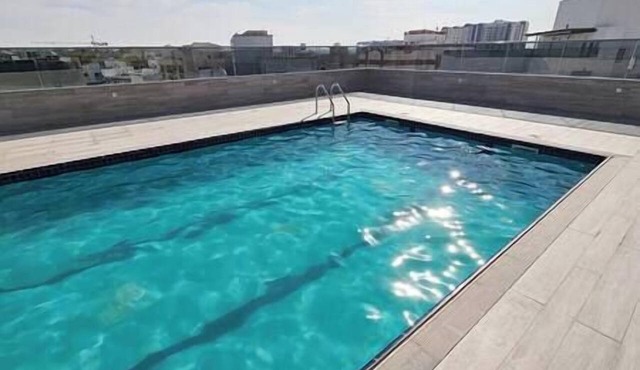 Poolside Apt 15 Min to Airport & Downtown Dubai