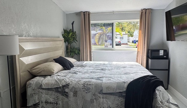 Private Chic Studio with Patio King Bed Near Beach in Hollywood