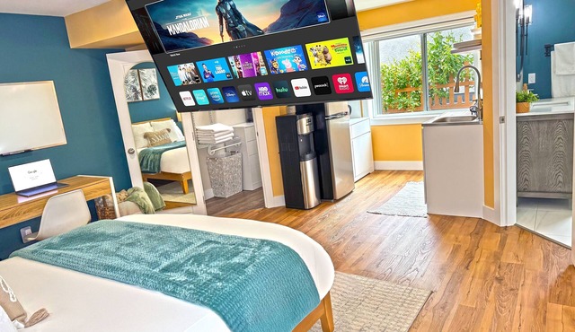 Private Studio/5 Min to DT/Self Check-In/75"TV in Williams Lake