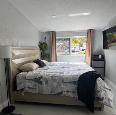Private Studio with Patio-King Bed, Near Beach & Casinos in Hollywood