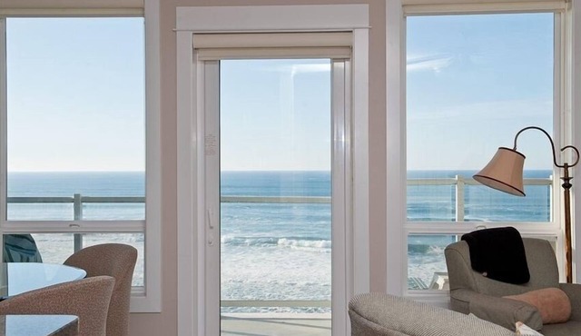 Promo! Oceanfront Condo - Private Hot Tub, WiFi, HDTV and Pool! in Lincoln City