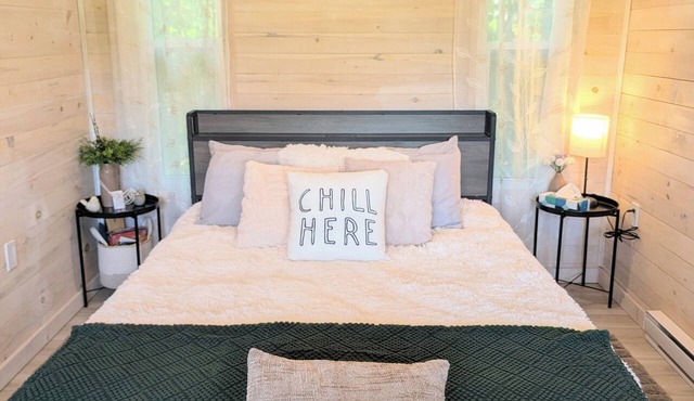 Romantic Tiny Cottage w/Hot Tub & Fire Pit – Sunset Cottage #2 in Balmoral Mills