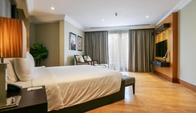 Royal Suite Near Palm Strip Mall By Luxury Bookings