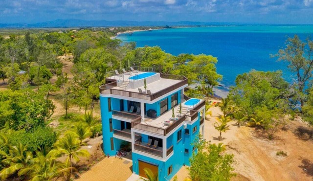 Shedrock Shangrila, Beach Front Whole House in Hopkins