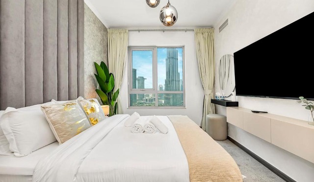 Skyline Serenity Holiday Home I Luxe 4 bedroom Apartment I Burj Khalifa & Fountain Views I Free Gym, Pool, Parking, Wi-Fi and PS5