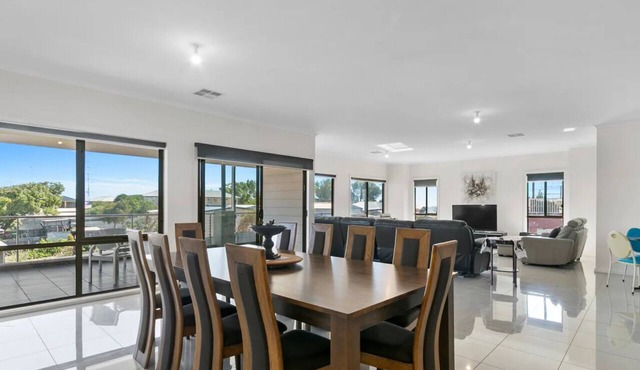 Sleeps 14 - 3 minute walk to beach, 5 minute drive to "The Dunes" Golf Course in Moonta Bay