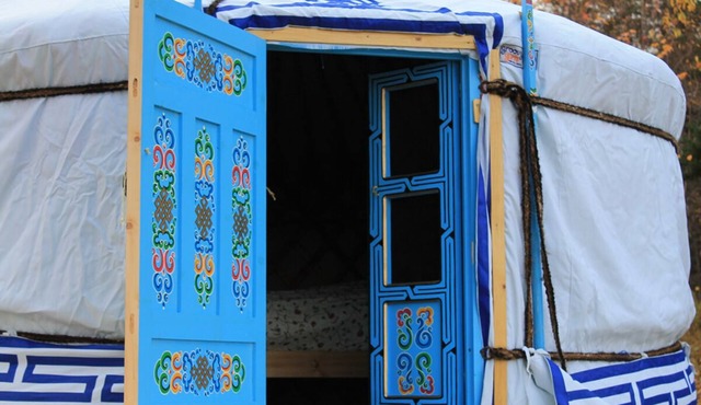 Small sky blue yurt in Englishtown