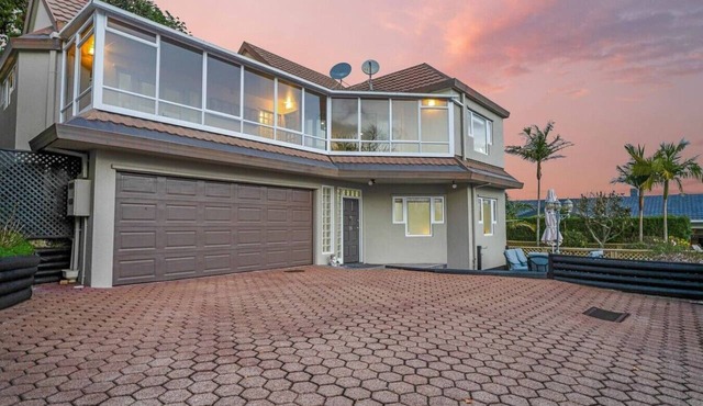 Spacious Mt Eden Oasis | Views, Parking, Air-Con in Auckland Central Suburbs