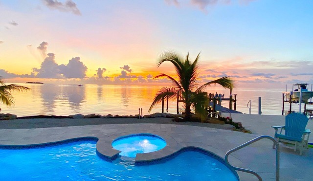 Spacious Home, Directly on Gulf , Beautiful Sunsets, 2 Master Suites, 2 Kayaks in Marathon