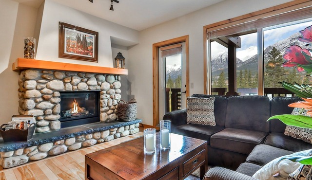 Spectacular Mountain views in Rundle Cliffs Lodge in Canmore