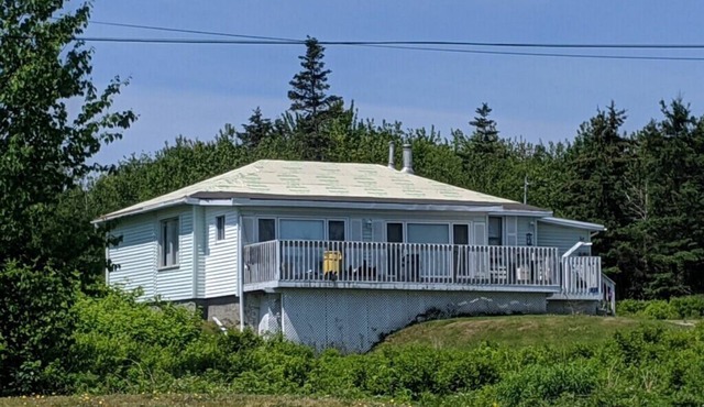 Stella's Cottage: Oceanview 3-bedroom cottage in charming Bayswater, Nova Scotia in Chester