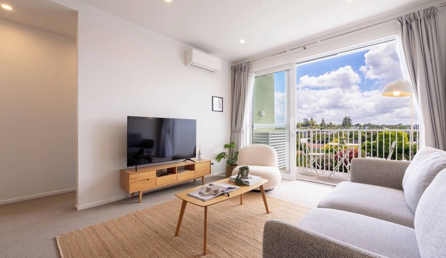 Stunning 3-Bedroom Apartment with Pool in Onehunga in Auckland Central