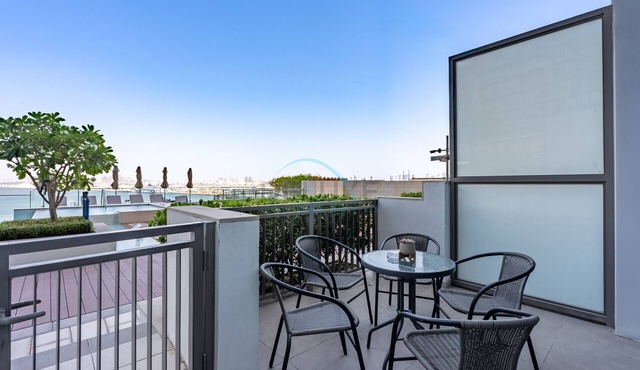 Stylish Studio with Sea Views and Direct Access to the Pool from Balcony