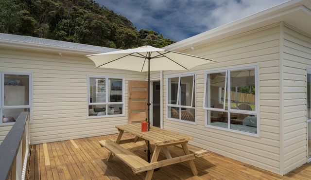 Sun Seeker Bach - Ferry Landing Holiday Home in Cooks Beach