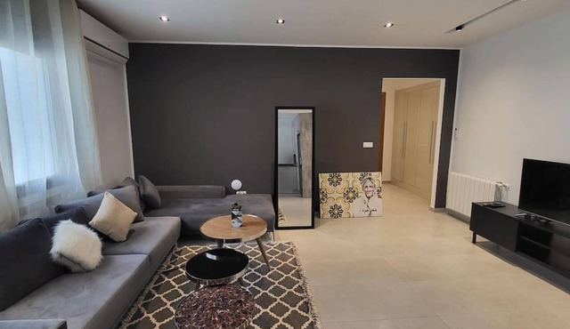 Sunset 303: brand new apt with gym in Lac 1