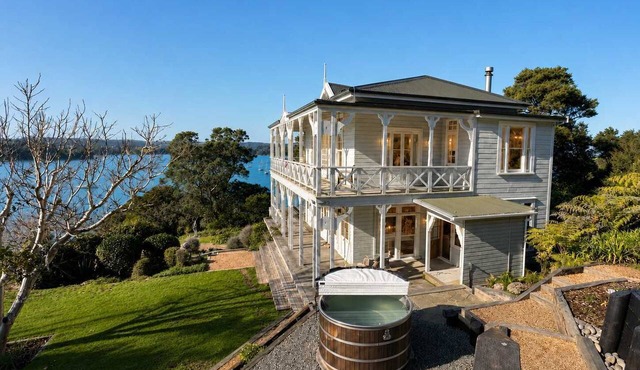 The Sanctuary - Hot Tub & Huruh Bay Views in Waiheke Island