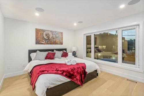 Trendy Bridgeland, Fireplace, King Beds, AC in Calgary