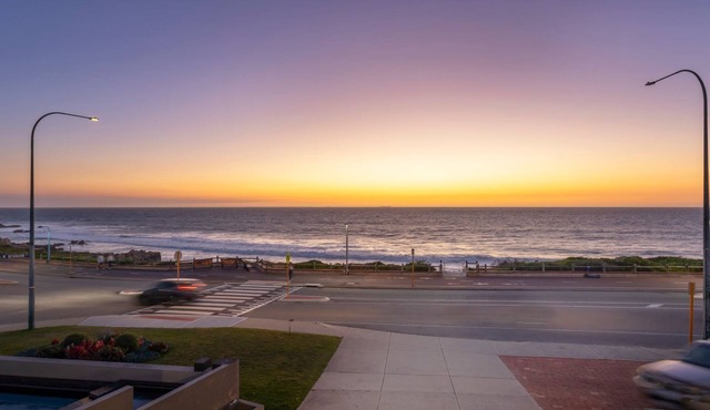 Trigg Coastal House - Beachfront Bliss with Sunset Views in Trigg