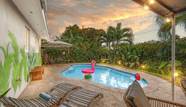 Tropical Getaway + Heated Pool, Arcades–5 MIN to The Fort: Pickleball - Sleeps 8 in Fort Lauderdale