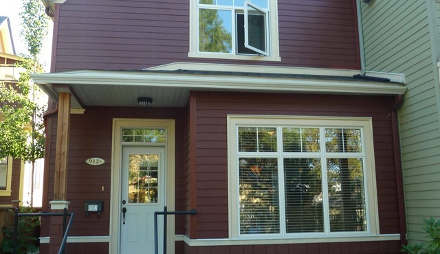 UPDATED, FULLY-EQUIPPED, HERITAGE HOME-AWAY-FROM-HOME, REDUCED APRIL RATES. in Nelson