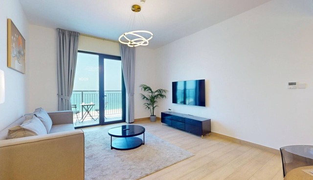 Upgraded 1 Bedroom l Sea Views & Beach Access