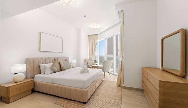 Upscale and Chic 1BR with Canal Views, Pool & Gym