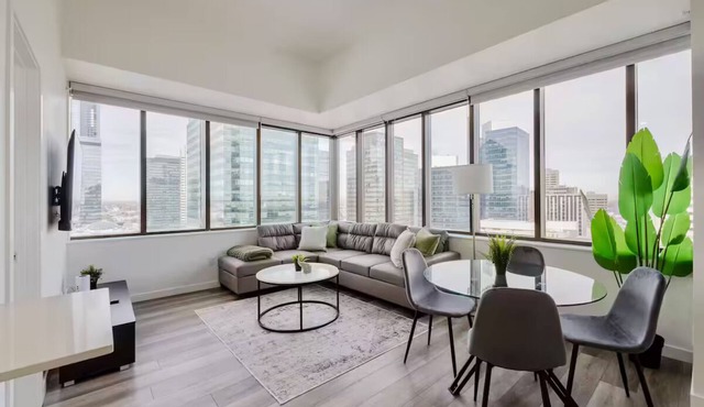 Upscale Lux Dt, King Bed, Views in Edmonton