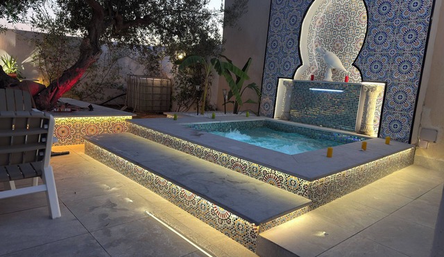 Villa Farah: Pool, Jacuzzi with no neighbors in sight