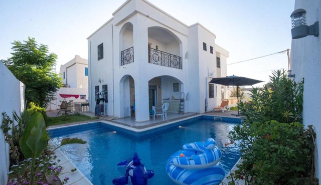 Villa meublée avec piscine et abri de voiture