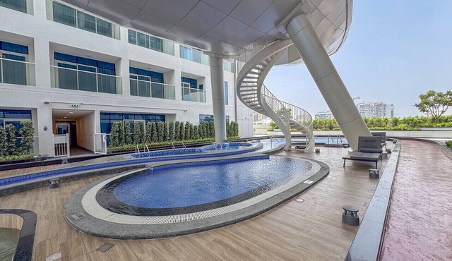 Vogue | Opalz short Drive to Dubai Hills Mall