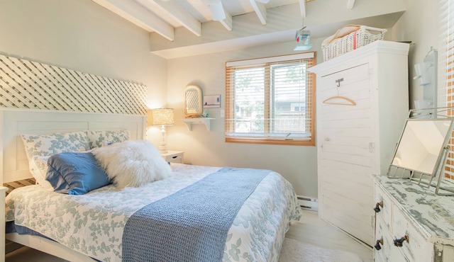 Walk to white sand private beach of Oakwood Park - 4 bed cottage steps to lake. in Grand Bend