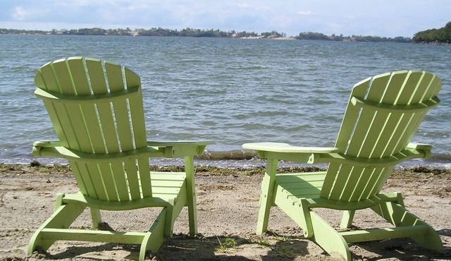 WATERFRONT, FREE PONTOON CRUISE WITH WEEKLY RENTAL in PICTON