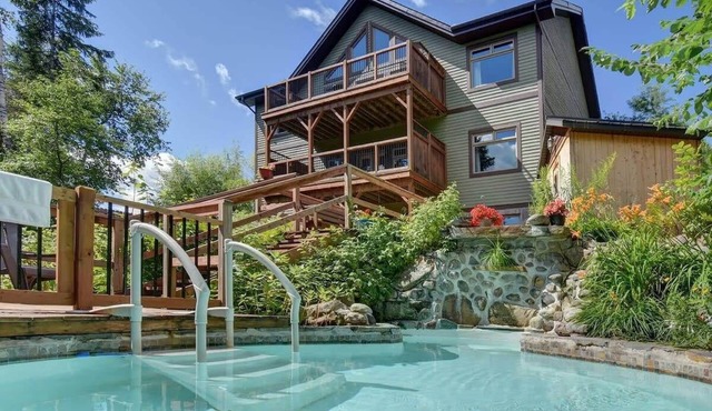 Waterfront private Beach 2 hot tubs Pool Sauna 21p. in Labelle