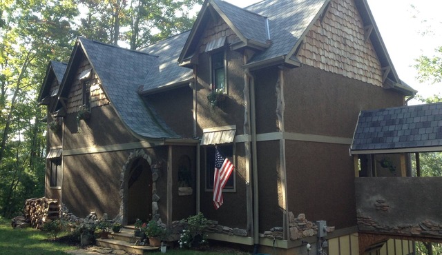 Whimsical Mountain retreat with gorgeous views and privacy. in asheville